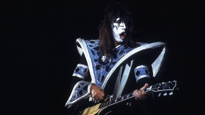 Morre Ace Frehley, guitarrista original do Kiss