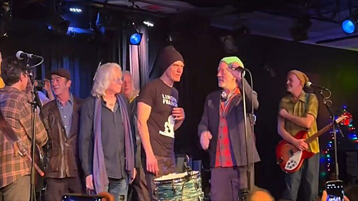 R.E.M. faz rara reunião durante show em tributo à própria banda