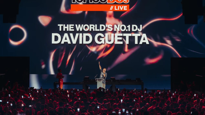 David Guetta é coroado o DJ número 1 do mundo na lista Top 100 DJs 2026 da DJ Mag.