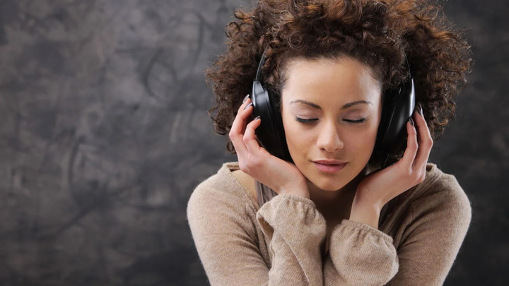 Por que você ouve a mesma música em loop? Ciência explica o que acontece no cérebro