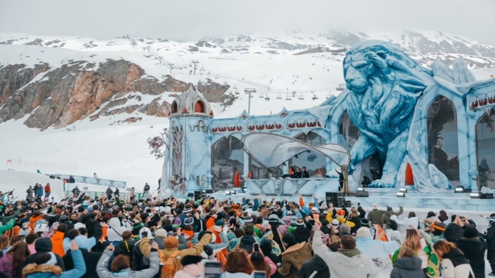 Tomorrowland Winter 2026 transforma Alpes franceses em experiência mágica de música e neve