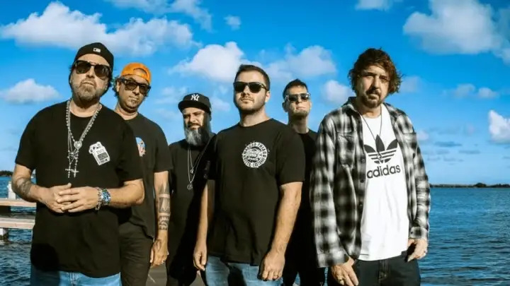 Fã paranaense assume vocais em nova formação do Charlie Brown Jr. para turnê acústica