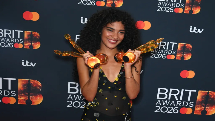 Olivia Dean domina Brit Awards 2026 com 4 prêmios. Veja a lista com os vencedores!