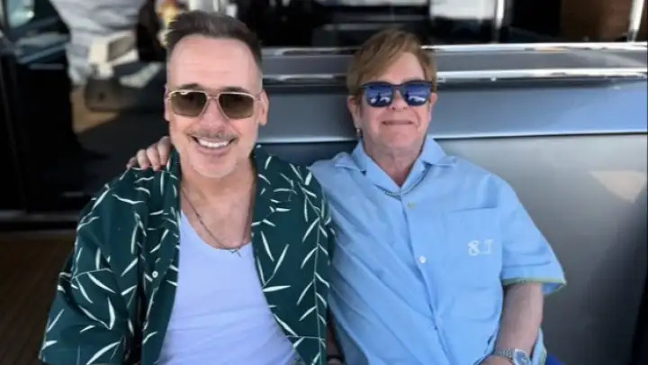 Elton John e seu marido, David Furnish, celebram 20 anos de casamento