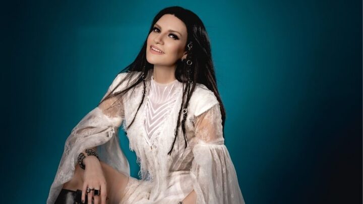 Laura Pausini se apresenta na final da Copa do Mundo ao lado de Robbie Williams e Nicole Scherzinger