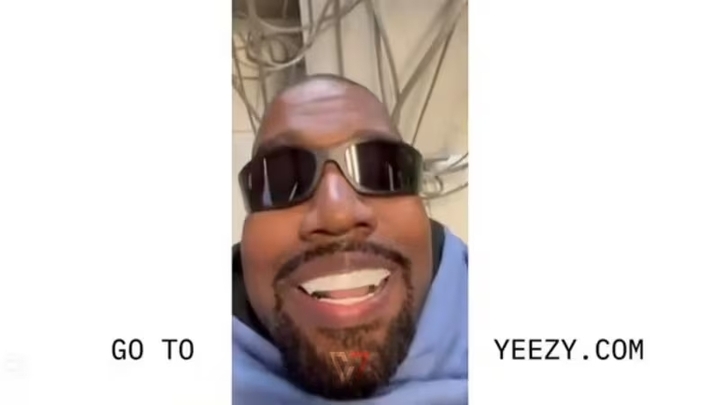 Kanye West exibe comercial feito em iPhone, desativa conta no X e vende camiseta com suástica